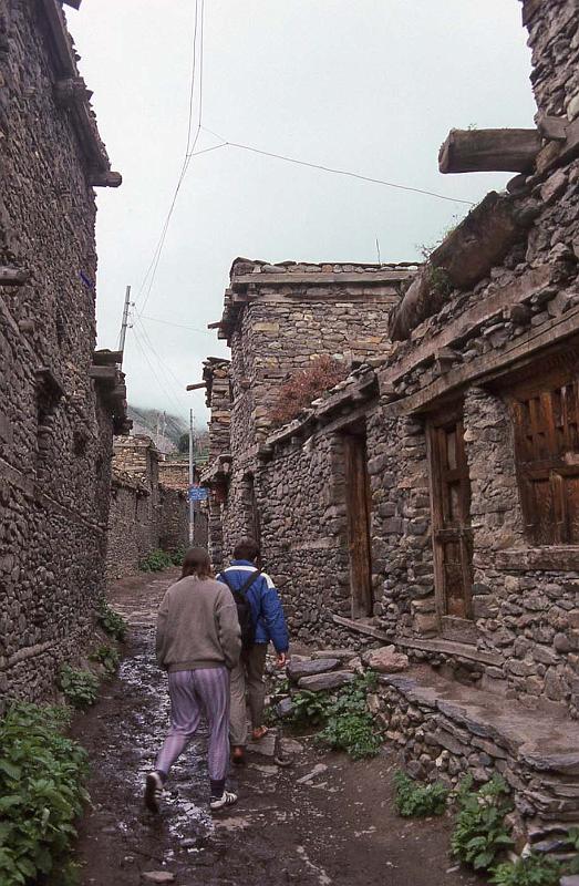 WT 1000 162-27 Nepal Bryn and Kirsten in Manang.jpg